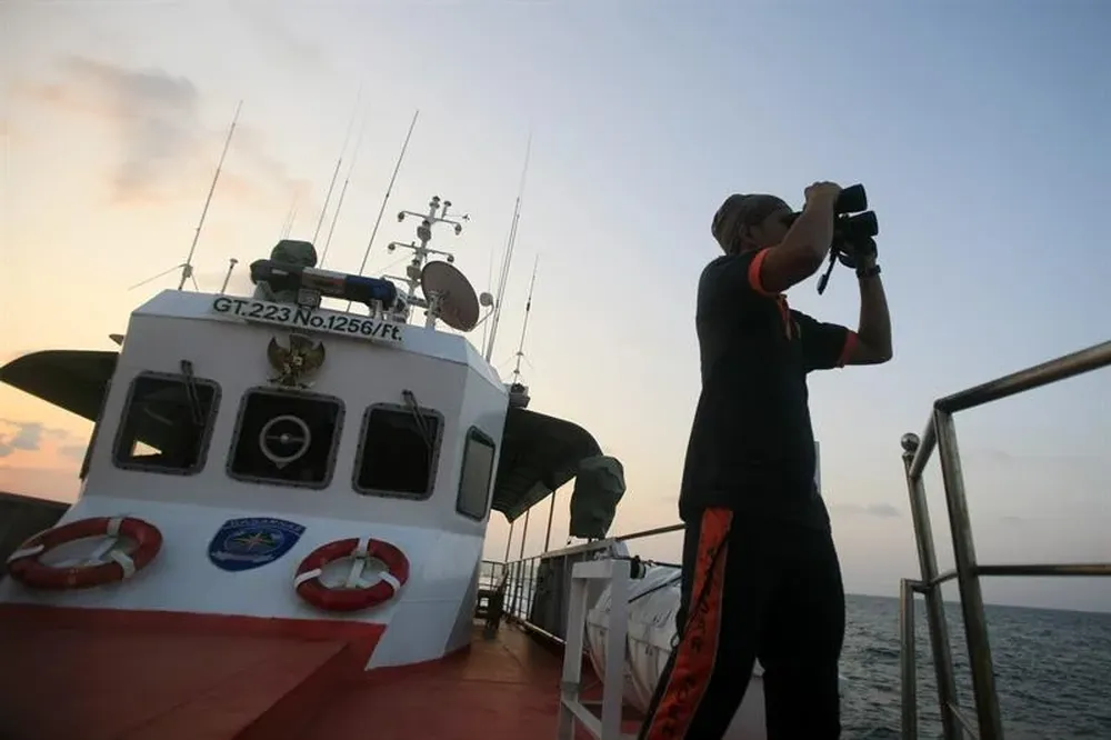 Miembro del grupo de Búsqueda y Rescate de Indonesia en parte de las actividades para encontrar el avión desaparecido de Malaysian Airlines