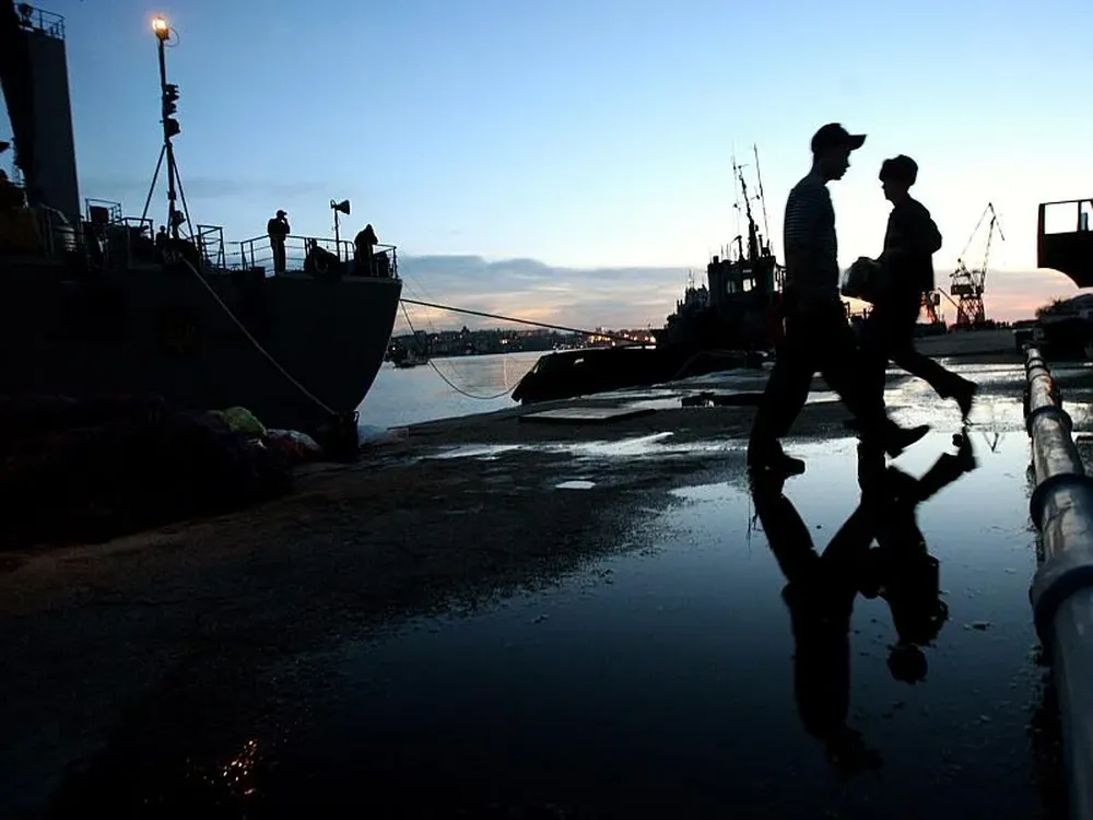 Marinos ucranianos cargan alimentos en un buque en la bahía de Sebastopol