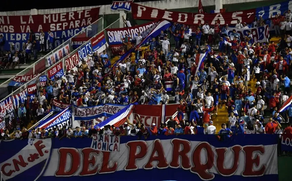 Nacional colmó una tribuna del estadio de Chapecó y los parciales se hicieron sentir como en el Parque
