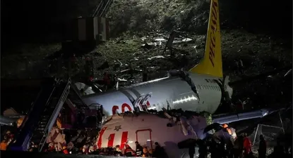 avion con 171 personas a bordo se sale de la pista y se parte en tres al aterrizar en turquia
