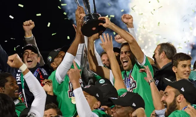 Raúl con el trofeo de la NASL