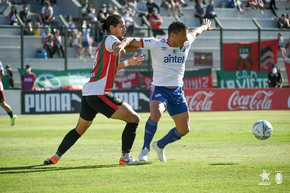 Joaquín Varela, de Deportivo Maldonado, marca a Gonzalo Bergessio, de Nacional