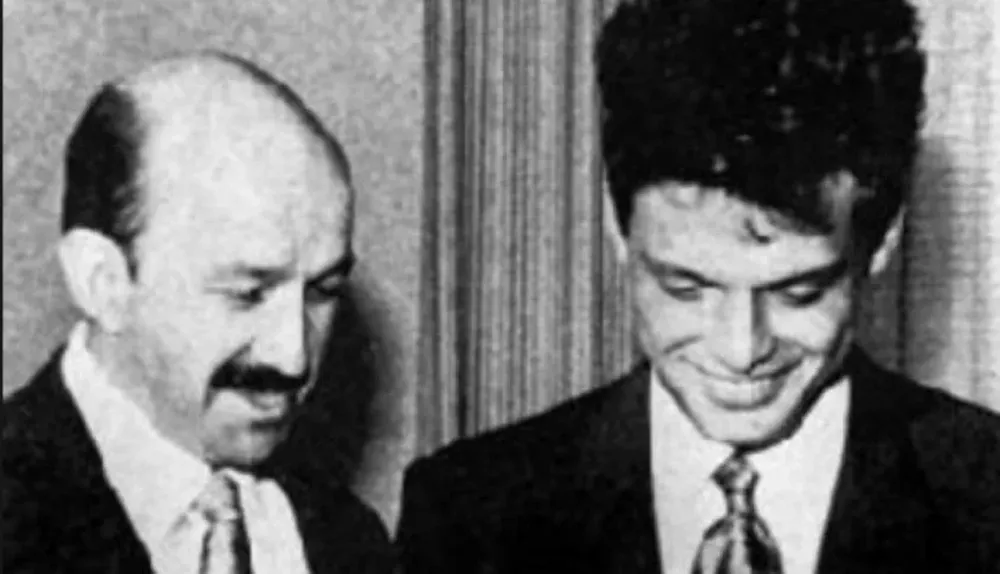 Luis Miguel con Salinas de Gortari en la entrega de su ciudadanía mexicana