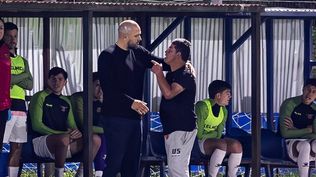 Jadson Viera conversa con el hombre que se metió a la cancha del Parque Palermo Jadson Viera conversa con el hombre que se metió a la cancha del Parque Palermo