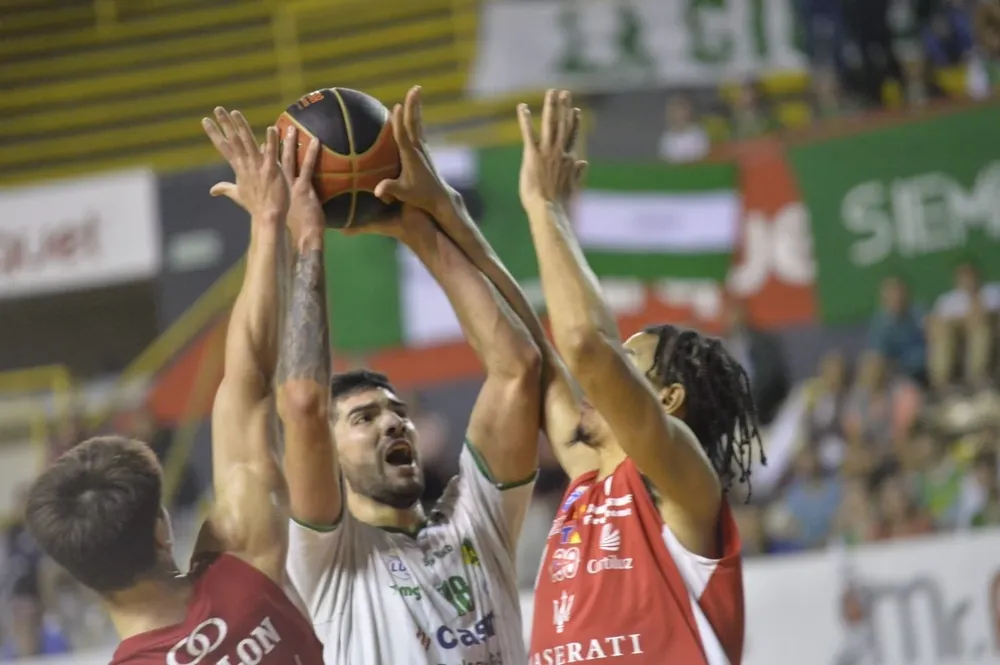 Sebastián Ottonello en acción ofensiva