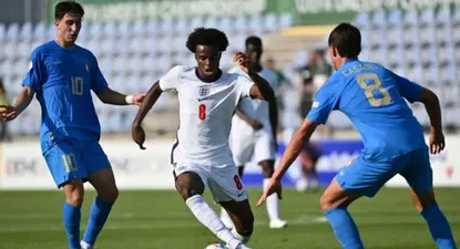 Carney Chukwuemeka con la camiseta de Inglaterra, ante Italia; el jugador de Chelsea no estará ante Uruguay
