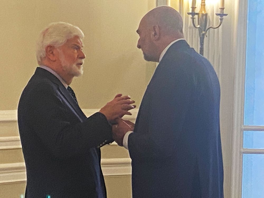 Chris Dodd, amigo personal de Biden y enviado especial para América Latina, en el festejo del día patrio en la embajada en Washington