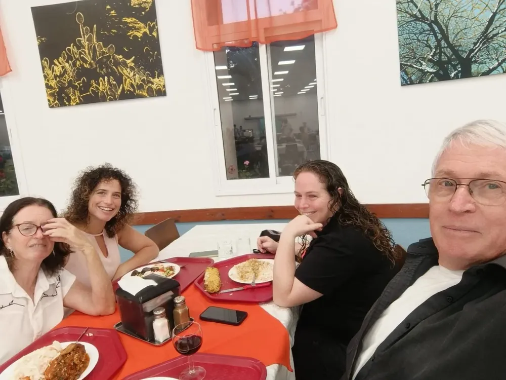 Shany, de negro, junto a parte de su familia Horovitz.