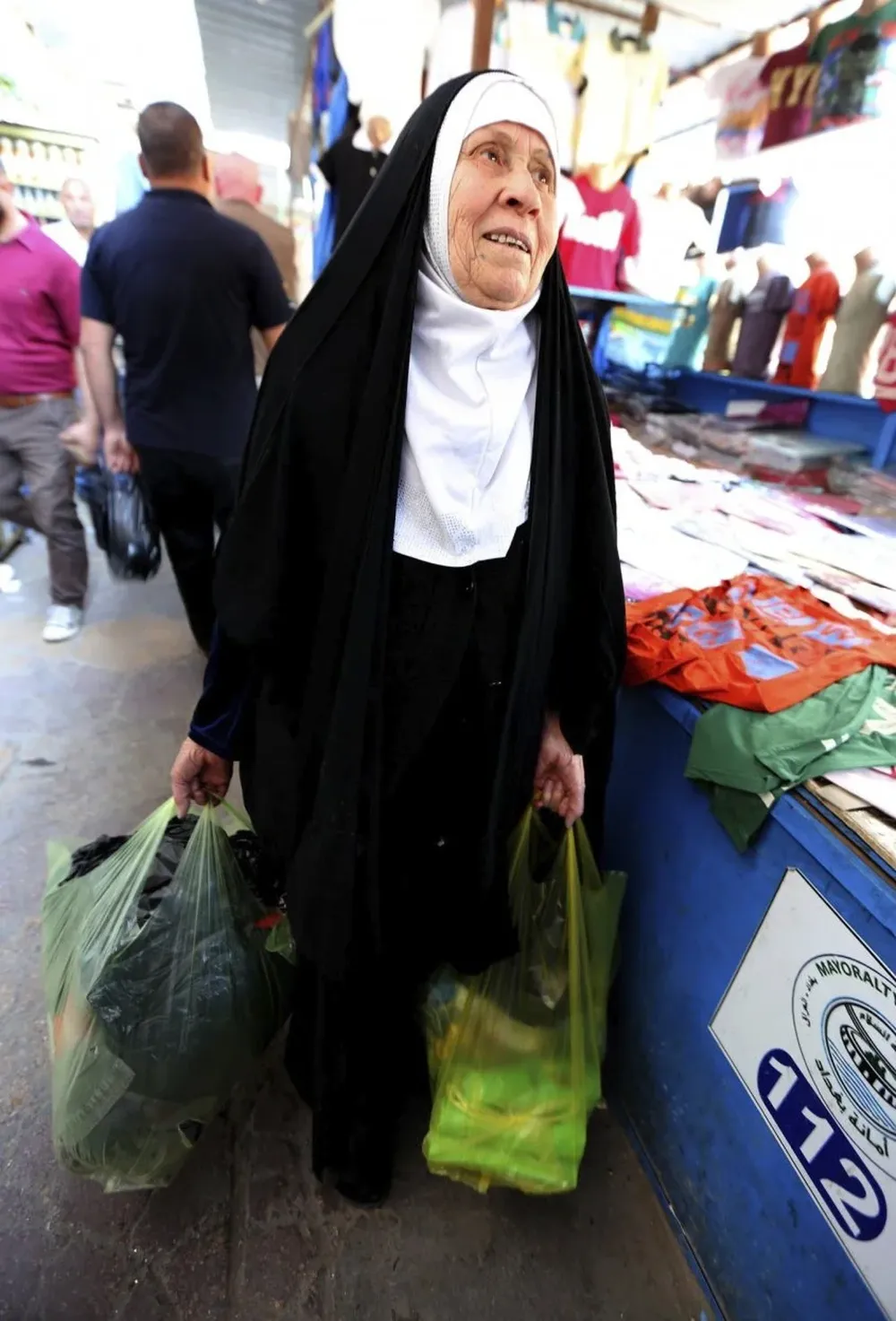Una mujer iraquí realiza unas compras en el mercado Shorja, durante el Día Internacional de la Mujer, en Irak