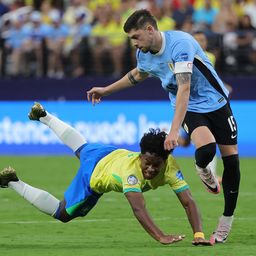 Endrick de Brasil y Federico Valverde de la selección de Uruguay