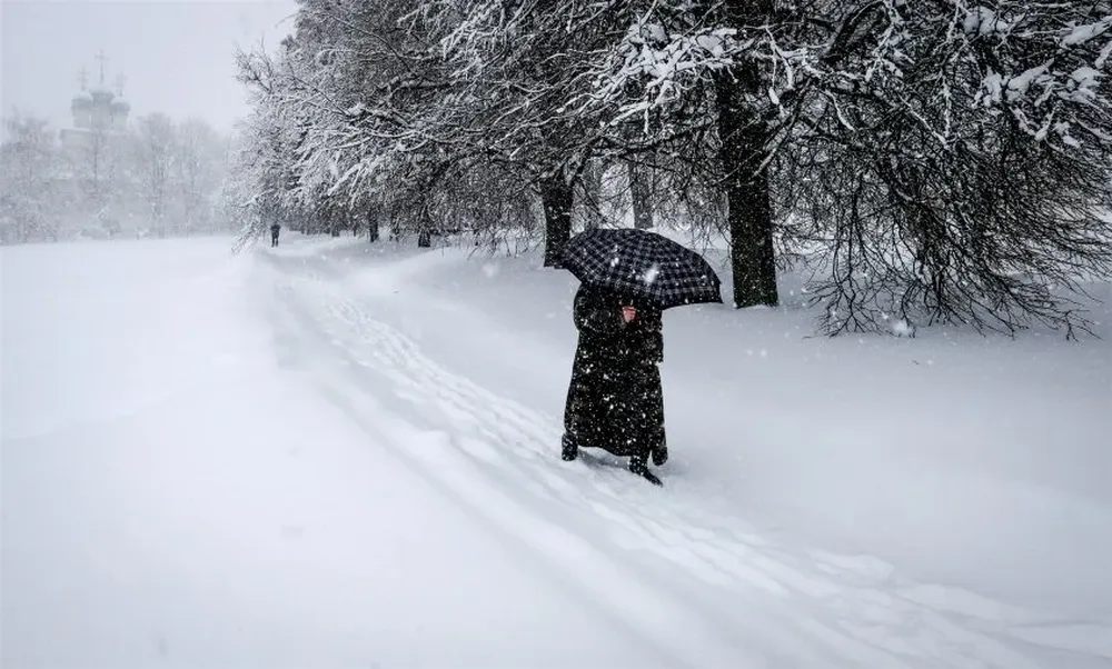 Una mujer camina por las calles de Moscú.
