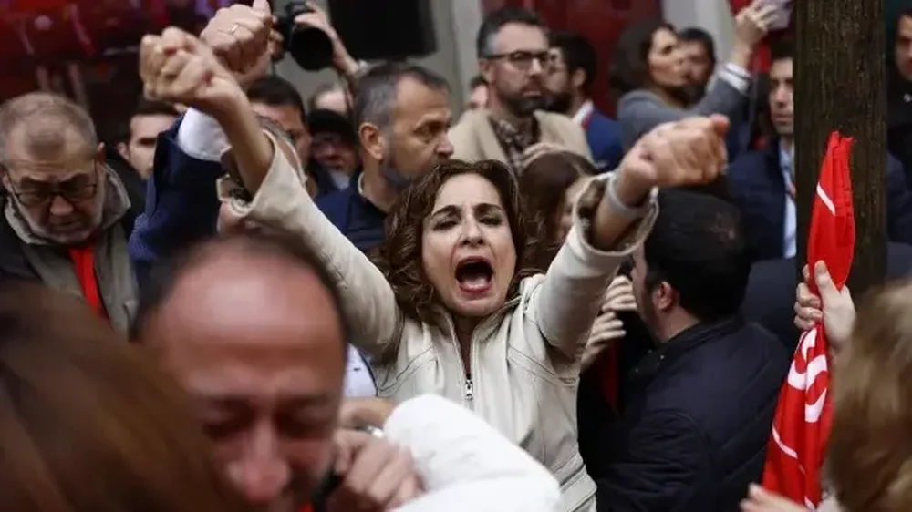 Partidarios de Pedro Sánchez durante el acto en la sede madrileña del PSOE en Ferraz.