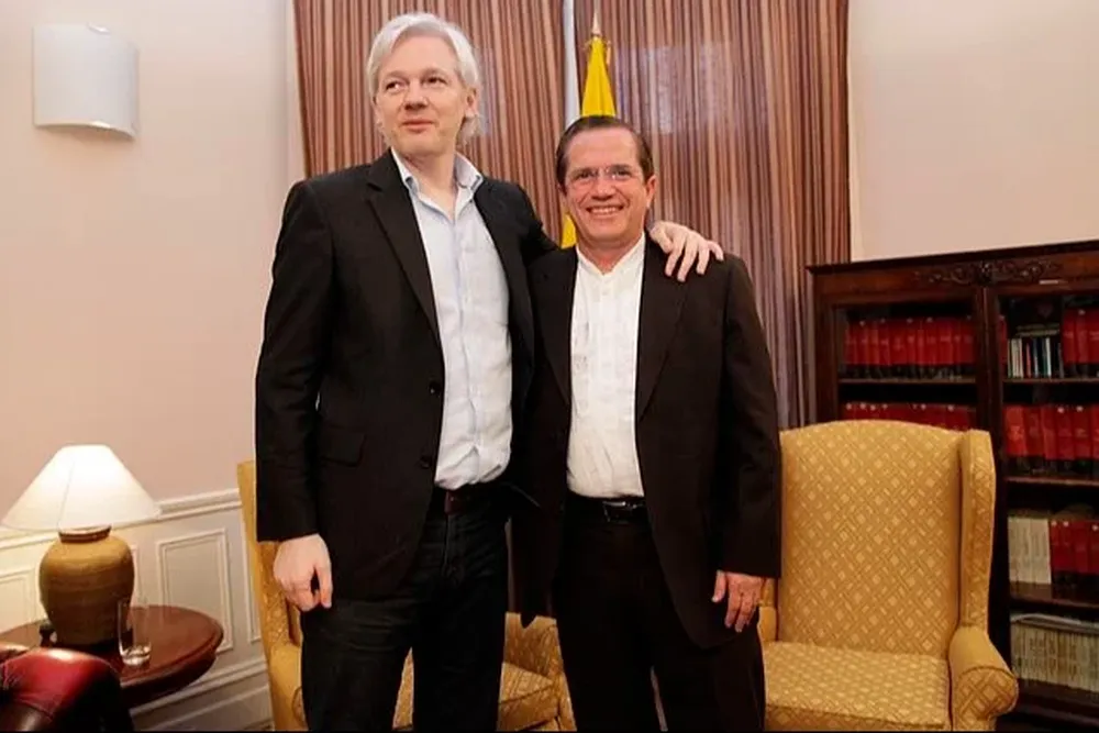 El periodista y programador australiano Julián Assange cuando estaba en la embajada ecuatoriana en Londres junto al canciller del país en 2014.