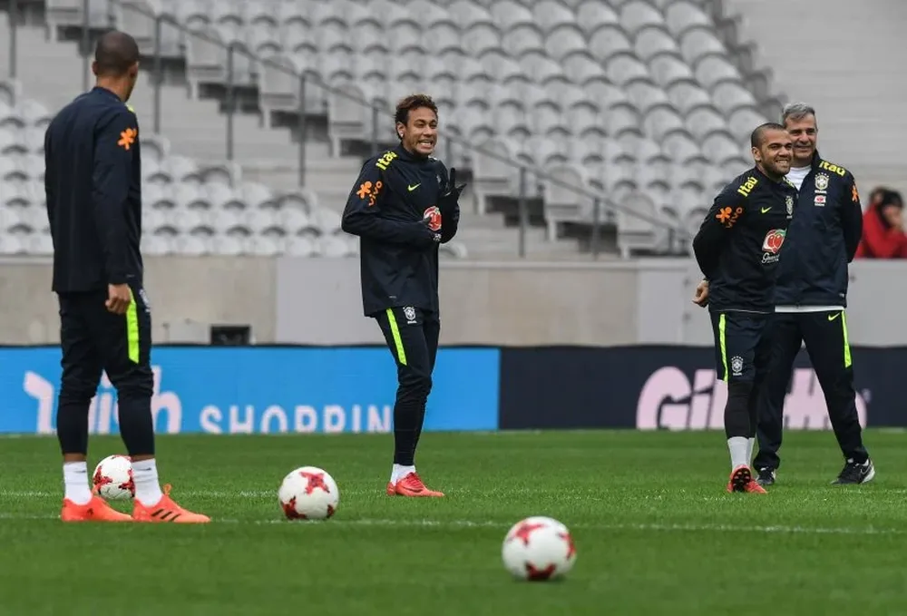 Neymar a las risas en París, con la selección brasileña