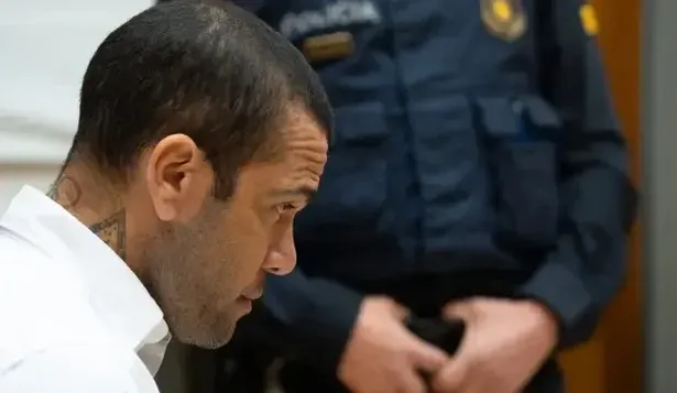 Dani Alves, al escuchar la condena por violación en su contra.