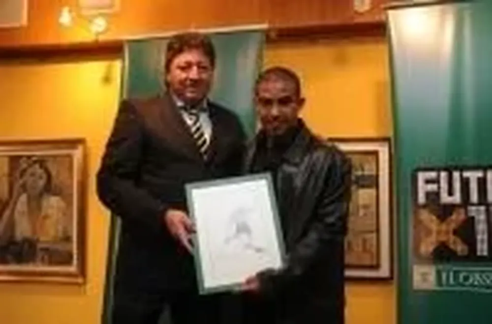 José Batlle Perdomo entrega el premio de Fútbolx100 en 2009-2010 a Egido Arévalo Ríos