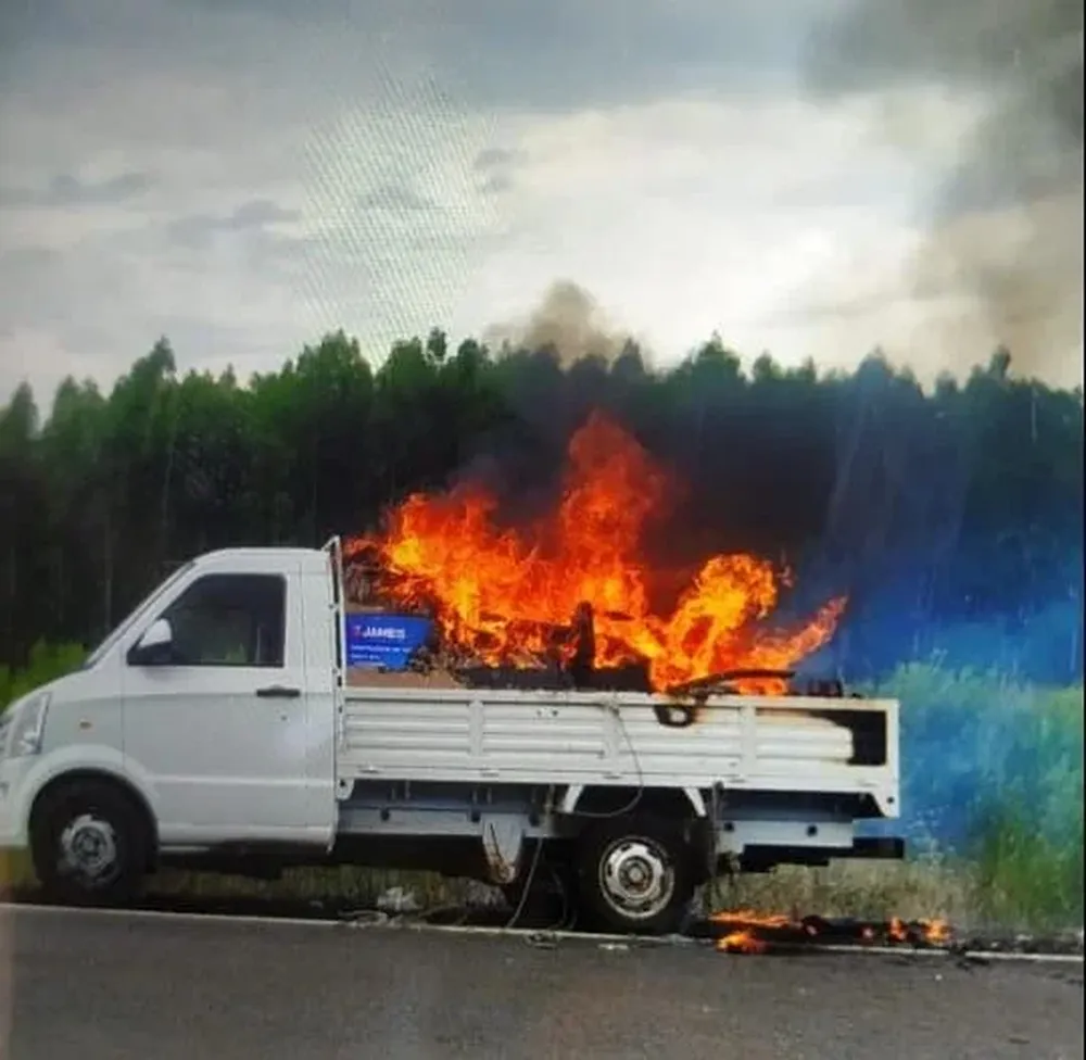 El camión incendiado sobre la ruta 25.