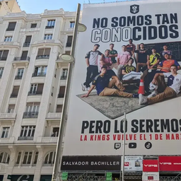 El cartel promocional de la King´s League en la Gran Vía.