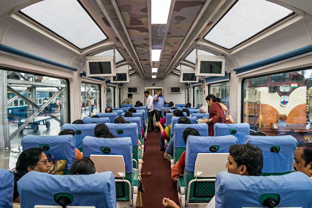 En el Tren Especial Visakhapatnam Kirandul, los viajeros se maravillan con las decenas de túneles que el convoy debe recorrer para llegar a su destino.