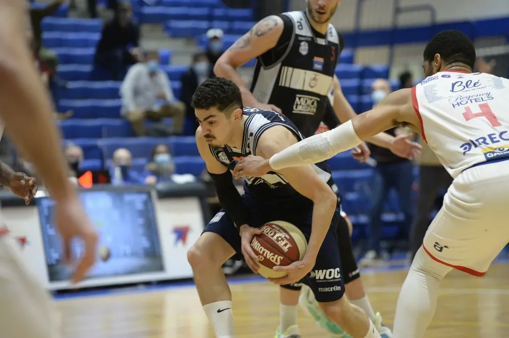 Erick Flor anotó 14 puntos