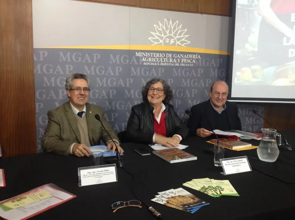 Vicente Plata, Zulma Gabard y Gerardo Lorber en la conferencia, en el MGAP.