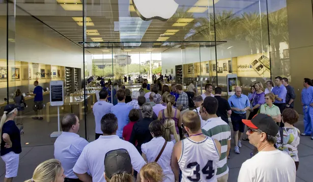 El año pasado sucedió una corrida similar a la actual por el iPhone 4S