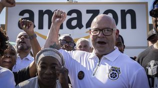 El presidente del sindicato Teamsters, Sean M. OBrien, en una protesta en junio junto a empleados de Amazon