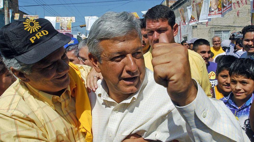 López Obrador se lanzó por primera vez con el PRD, una escisión del PRI, pero sus primeros pasos en política los dio en el mismo PRI.