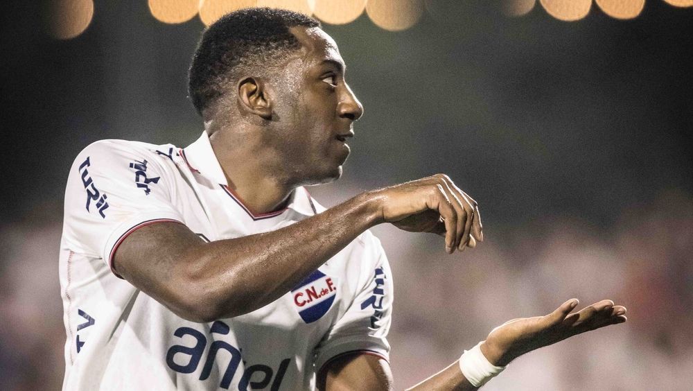 Gonzalo Carneiro celebra el tercer gol de Nacional ante Montevideo City Torque por el Torneo Apertura