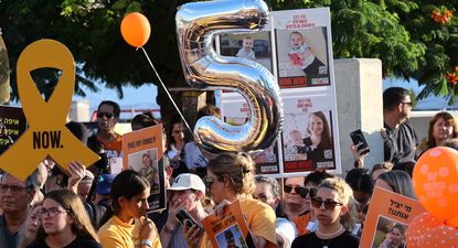 Miles de personas marchan en Israel por 5º cumpleaños de Ariel Bibas, un niño rehén de Hamás en Franja de Gaza