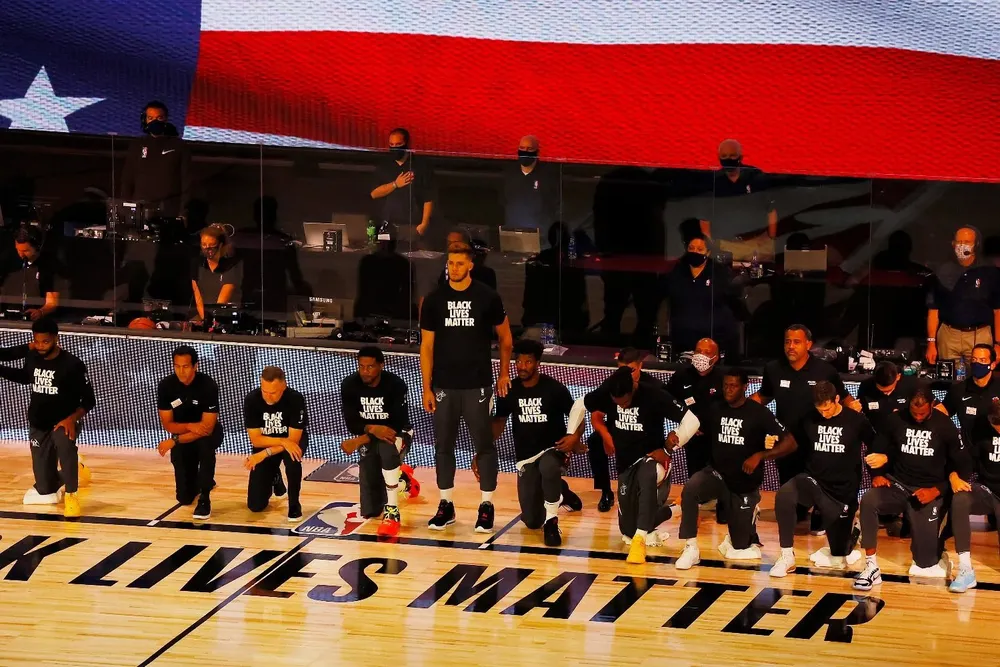 Leonard Meyers parado en el himno