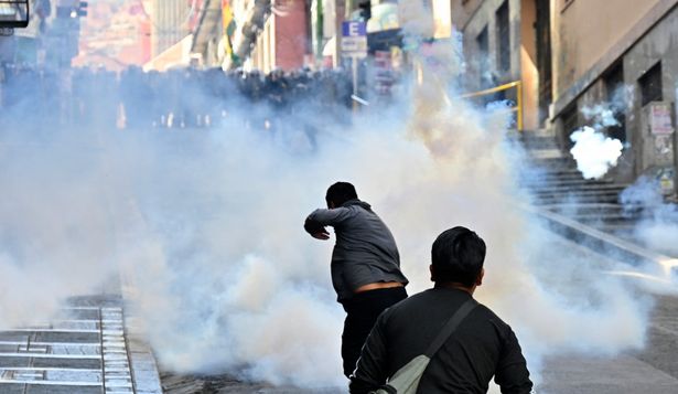 Sube la tensión en Bolivia: fuertes choques de la policía con manifestantes que piden la renuncia del presidente Paz