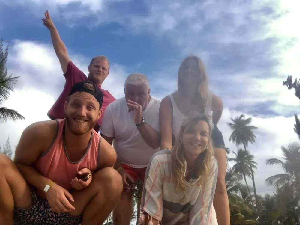 Alberto Sonsol rodeado por su familia