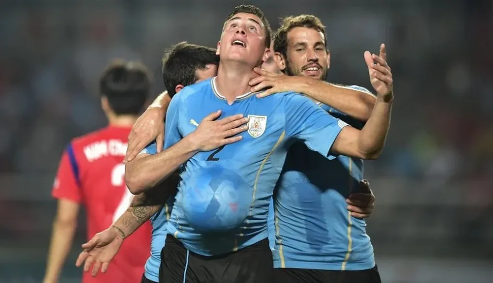 Giménez festeja su gol ante Corea, el primero que anota en la selección uruguaya