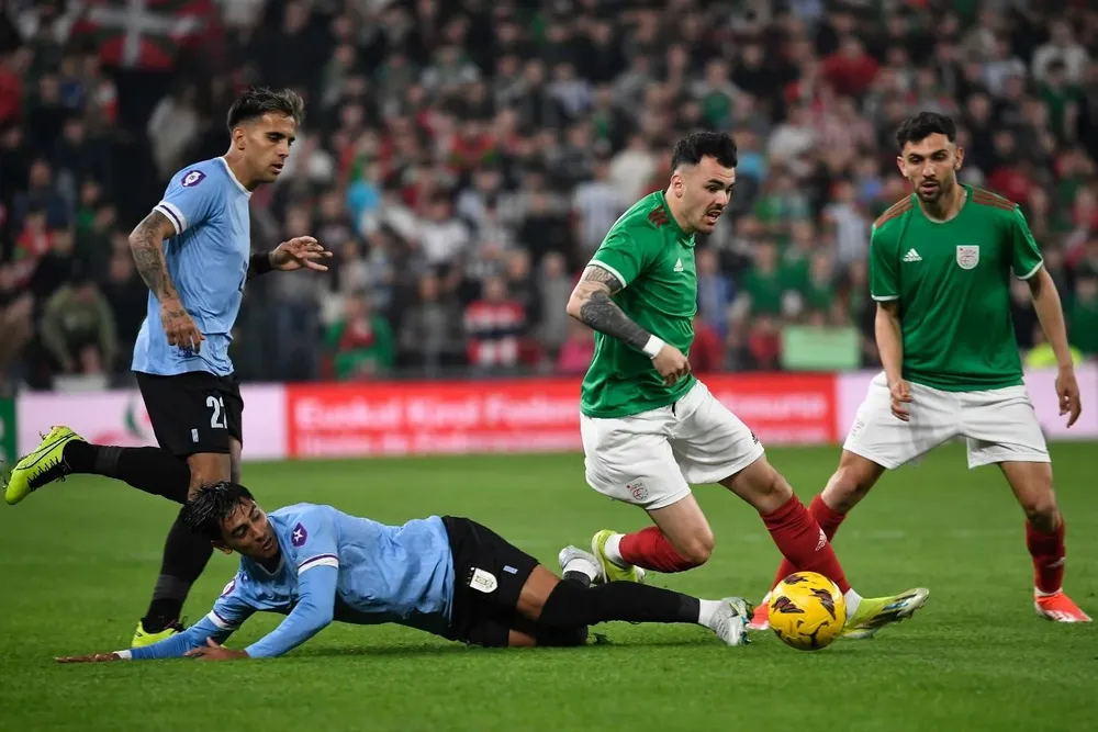 Facundo Torres y Alex Sola. Más atrás Rodrigo Zalazar