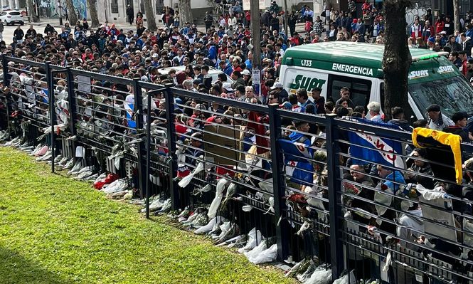 Una multitud frente a la sede de Nacional