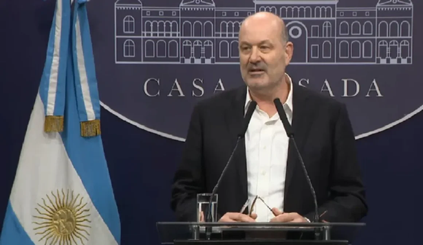 Federico Sturzenegger, el ministro de Desregulación y Transformación del Estado, explicó que el objetivo es abaratar alimentos en el mercado local y facilitar la exportación.