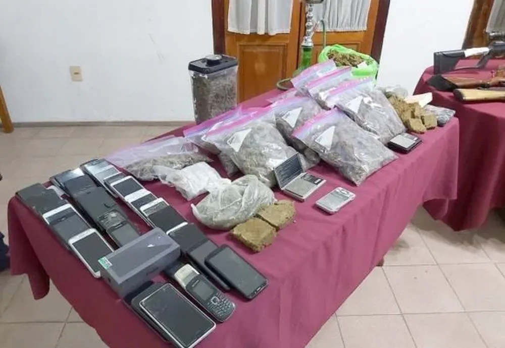 Incautación de sustancias, celulares y armas a la organización criminal