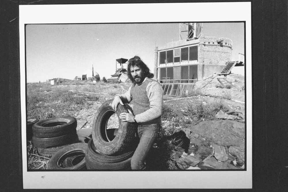 El ecoarquitecto Michael Reynolds con los neumáticos viejos que se pueden utilizar en la construcción de casas.