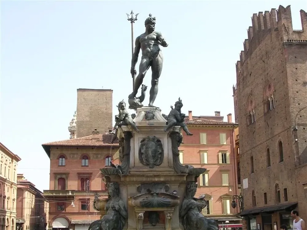 La icónica fuente en la Piazza del Nettuno en Bologna
