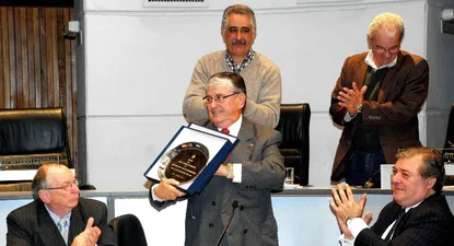 El presidente del consejo directivo de La Española, Gerardo García Rial, recibiendo la placa homenaje
