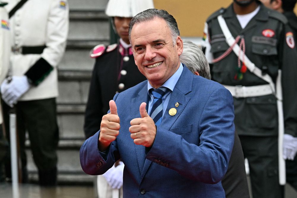 20251108 El presidente de Uruguay, Yamandú Orsi, llega a la asunción del nuevo mandatario de Bolivia, Rodrigo Paz