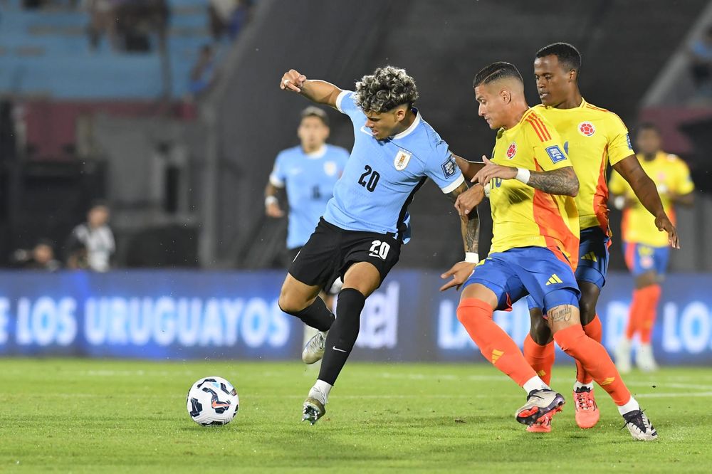 Maximiliano Araújo de Uruguay ante Colombia
