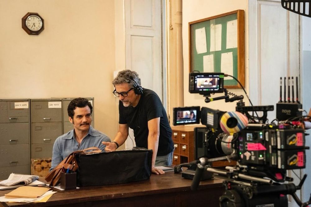 Kleber Mendonca Filho y Wagner Moura en el rodaje de El agente secreto