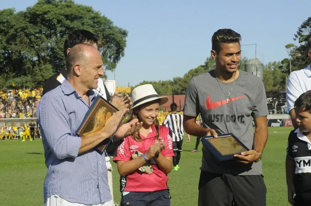Fabián Coito, con pasado como jugador en Wanderers y Emanuel Gularte, campeón con la sub 20, fueron homenajeados en el Parque Viera