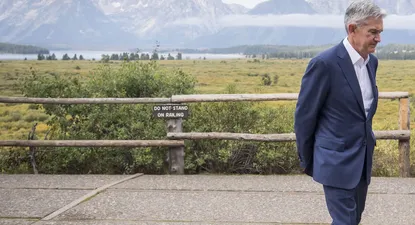 Jackson Hole, un paraíso montañoso en Wyoming, Kansas. Allí se reúnen todos los años los banqueros centrales del mundo pero también académicos y otros invitados. Jerome Powell, el presidente de la Fed, fue escrudiñado, criticado, juzgado. Su discurso analizado hasta las entrelíneas. Quizás su actitud cabizbaja, con ese hermoso paisaje de fondo, reflejen el ánimo taciturno de un hombre que carga con una responsabilidad extraordinaria.