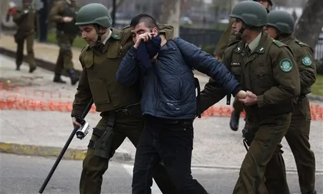 Aún sin permiso, centenares de jóvenes intentaron congregarse en la Plaza Italia, un céntrico lugar de reuniones
