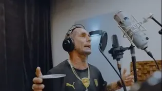 Emanuel Noir, de Ke Personajes, con la camiseta de Peñarol