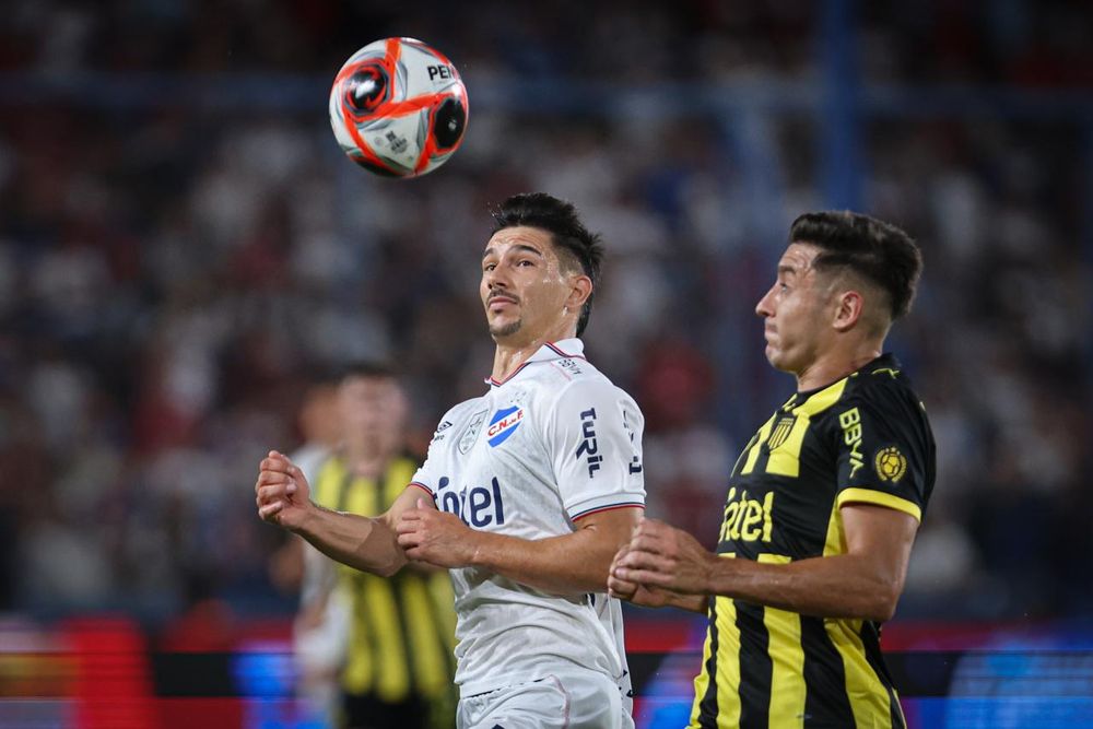 Gastón Togni de Peñarol ante Maximiliano Silvera de Nacional por el Torneo Apertura