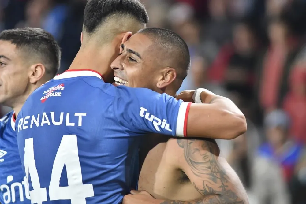 Zabala festeja su gol con Rodríguez